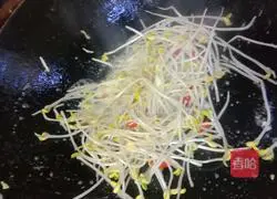 Illustration of making fried noodles with bean sprouts and eggs 3