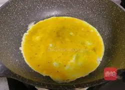 Illustration of how to make crab stick and cucumber rolled omelette 5