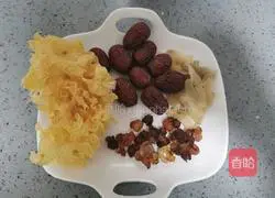 Illustration of how to make Tremella Peach Gum Nourishing and Beauty Soup 1