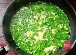 Illustration of how to make shrimp skin, egg and leek soup 7