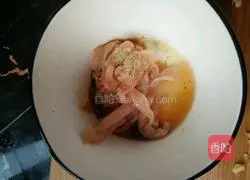 Illustration of how to make shredded chicken pasta 3