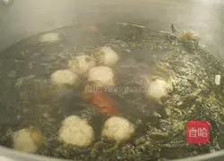 Illustration of how to make seaweed and tomato dumpling soup 12