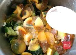 Illustration of how to make cold egg cucumber 8