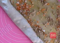 Illustration of making large flower rolls 15