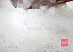 Tremella lily and ginkgo soup recipe 8