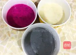 Illustration of how to make banana, dragon fruit and black sesame waffles 1