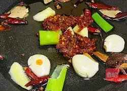 Illustration of how to make spicy fried black-bone chicken 4