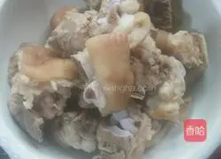 Illustration of how to make pig's feet and soybean soup 4