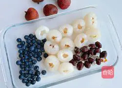 Illustration of how to make lychee and blueberry sparkling drink 1