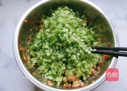 Illustration of how to make celery and pork dumplings 10