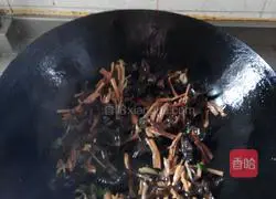 Illustration of how to make Beijing-style braised noodles 6