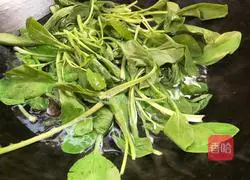 Illustration of how to make fungus and shrimp skin soup 8