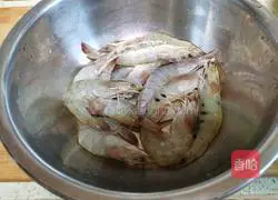 Illustration of how to make fresh meat and prawn dumplings 8