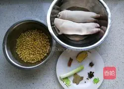 Soybean and pig trotters soup recipe 1