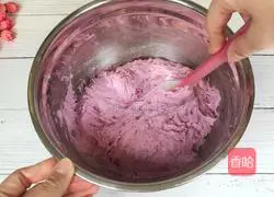 Illustration of how to make red date yogurt and purple sweet potato cake 14
