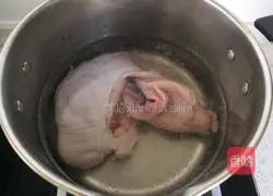 Illustration of how to make spleen-strengthening pork belly soup 8