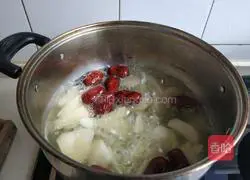 Illustration of how to make rock sugar, snow pear and red date soup 6