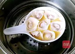 Illustration of how to make egg-and-flower wontons 10