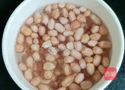 Lotus root, peanut and pig's trotters soup recipe 1