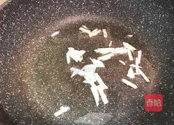 Illustration of how to make loofah and egg soup 7