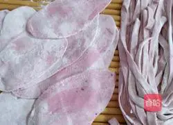 Illustration of how to make dragon fruit hand-rolled noodles 4