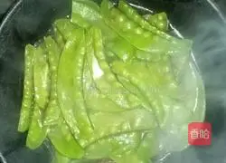 Illustration of how to make fried sausage with snow peas 5