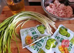 Illustration of how to make pork, chives and mustard mustard pot helmet 2