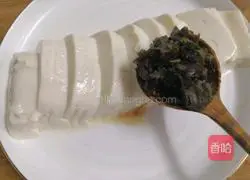 Illustration of how to make lactone tofu mixed with preserved eggs 13
