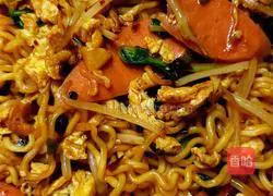 Illustration of a new way to stir-fry instant noodles 8