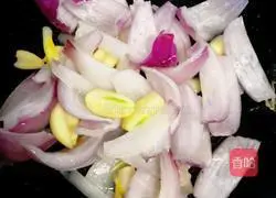 Illustration of how to make white pomfret in stone pot 4