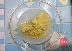 Illustration of how to make Tremella and Snow Pear Soup 2