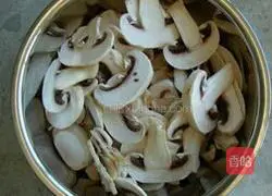 Illustration of how to make cream of mushroom soup 1