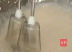 Illustration of how to make black tea milk cap 10