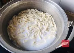 Illustration of how to make radish pulp on the water surface 12