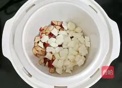 Illustration of how to make yam, red dates and white fungus soup (baby food supplement) 5