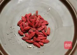 Illustration of how to make snow pear, white fungus, golden orange syrup 5