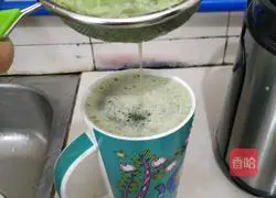 Illustration of how to make Chinese Valentine's Day dinner (celery) 5