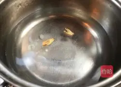 Illustration of how to make leek and pig blood soup 4