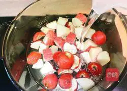 Illustration of how to make hawthorn stewed apples 7