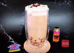 Illustration of how to make caramel pearl black tea latte 11