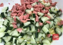 Illustration of how to make cucumber rice bucket 13