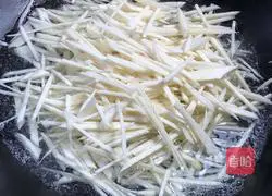 Illustration of how to make fried shredded pork with wild rice 6