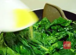 Illustration of how to make ginger kale 7