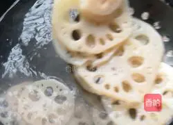 Illustration of how to make fried lotus root slices with meat 3