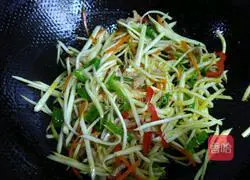 Illustration of how to stir-fry shredded pork with wild rice 5