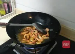 Illustration of how to cook shrimps braised in tomato oil 6