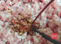 Illustration of how to make meatballs wrapped in vegetables 1