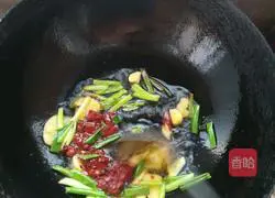 Illustration of how to make mushroom stewed chicken nuggets 3