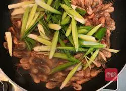 Illustration of how to stir-fry river shrimp 4