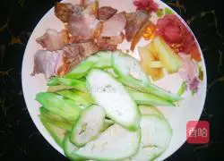 Illustration of how to make stir-fried pork with horned melon 1